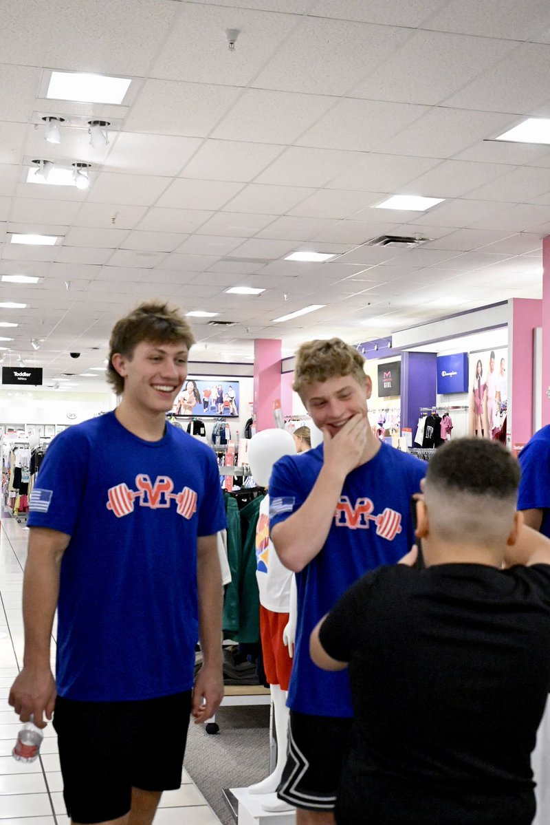mps_next's tweet image. This morning, Mountain View Football players took part in a meaningful back-to-school event, helping local children shop for clothes and supplies at JCPenney.
Each child, currently living in transitional housing, was paired with athlete!