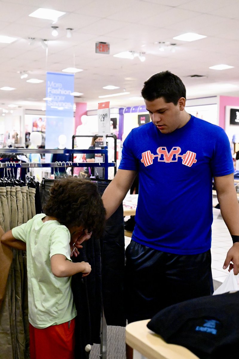 mps_next's tweet image. This morning, Mountain View Football players took part in a meaningful back-to-school event, helping local children shop for clothes and supplies at JCPenney.
Each child, currently living in transitional housing, was paired with athlete!