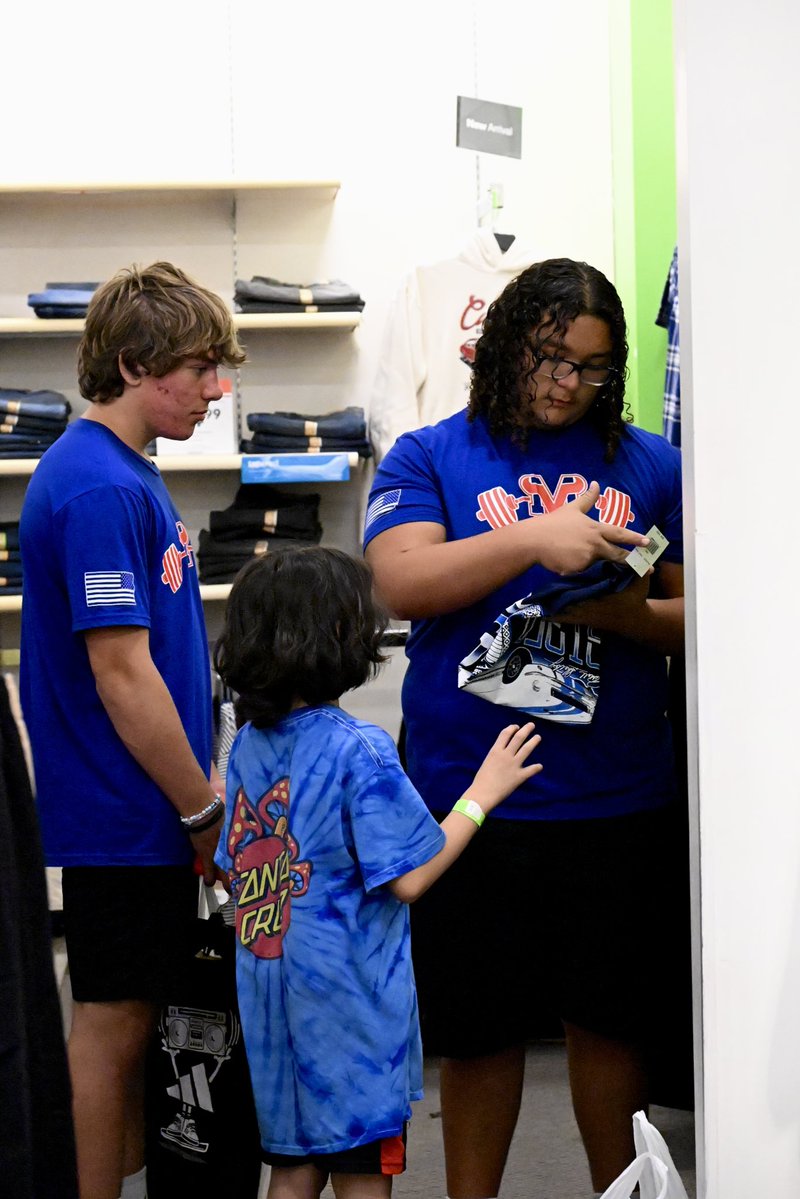 mps_next's tweet image. This morning, Mountain View Football players took part in a meaningful back-to-school event, helping local children shop for clothes and supplies at JCPenney.
Each child, currently living in transitional housing, was paired with athlete!