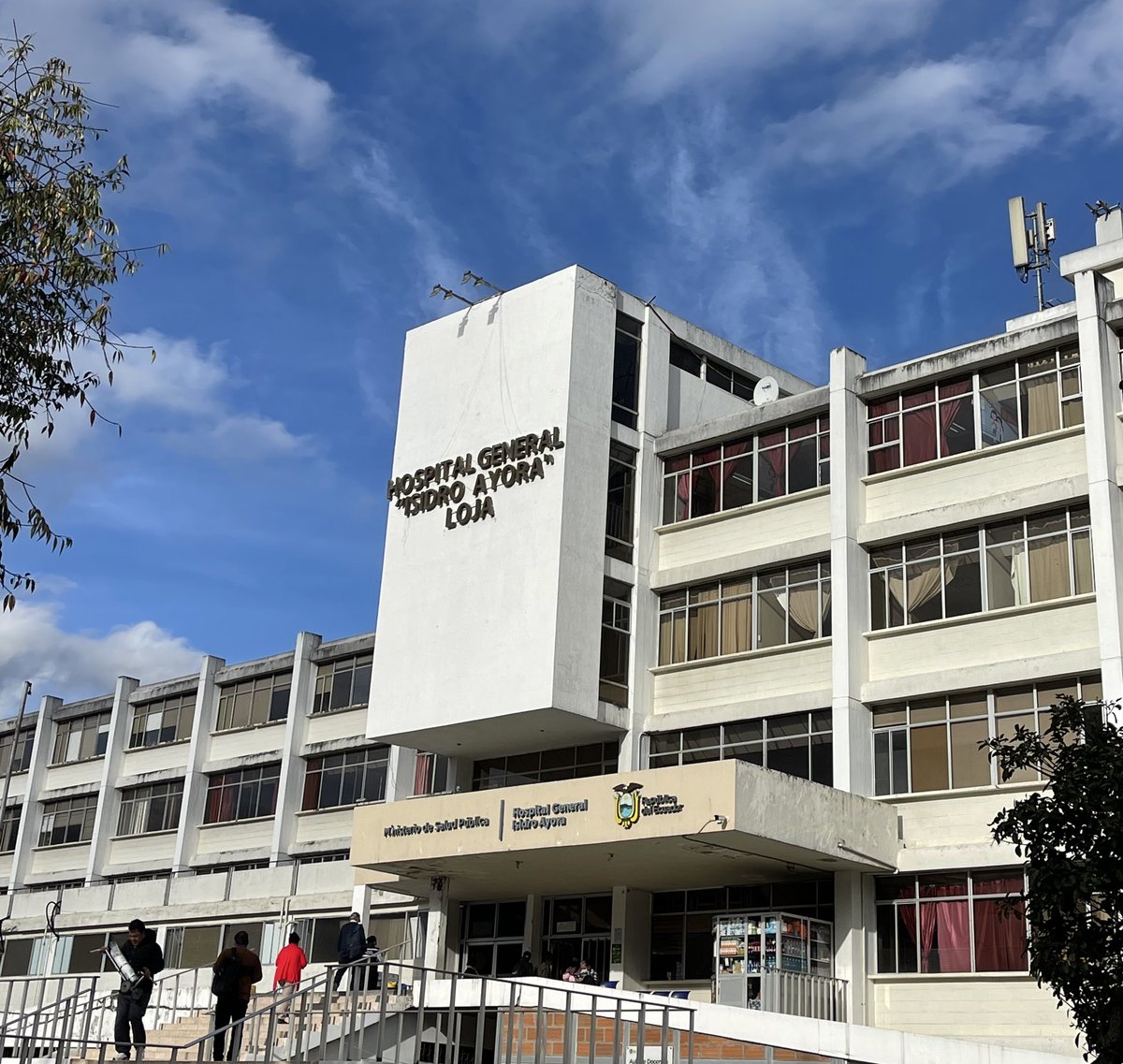 HIAyoraLoja's tweet photo. #Loja | ¡Seguimos transformando nuestro hospital! 🏥 Con el apoyo voluntario de ciudadanos lojanos, estamos dándole un nuevo rostro a este espacio que diariamente recibe a cientos de personas en busca de alivio y atención. Unidos, devolvemos vida y esperanza a nuestro hospital.💙 https://t.co/2PWd0tN1xa