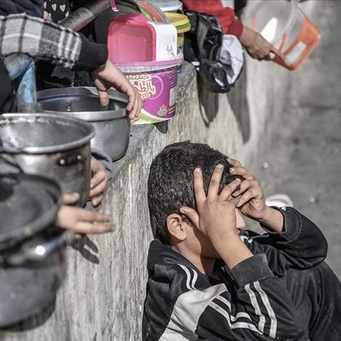 _arinci's tweet image. Gazze'de açlıktan hayatını kaybedenlerin sayısı 127'ye yükseldi.
Gazzeli Kardeşlerimiz Açlıkla Sınanıyor
“Birbirinizi sevmekte, birbirinize merhamet etmekte ve birbirinize şefkat göstermekte bir vücut gibisiniz. Vücudun bir organı rahatsız olursa, diğer organlar da uykusuzluk…