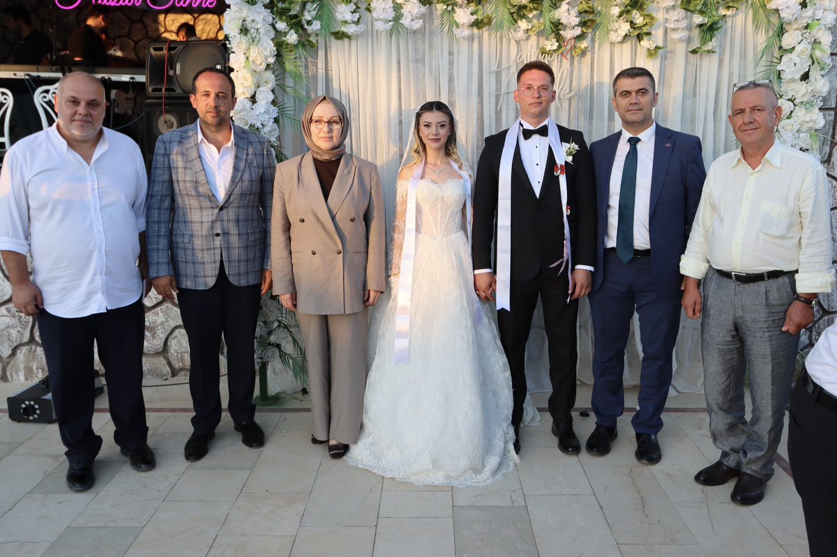 Süleymanpaşa İlçe Yönetim Kurulu Üyemiz Mustafa Korol’un kıymetli oğlu, İl Gençlik Kolları Yönetim Kurulu Üyemiz Yunus Emre ile Seda’nın düğün merasimine katılarak mutluluklarına ortak olduk.

Genç çiftimize bir ömür boyu sağlık, huzur ve mutluluk diliyoruz. Rabbim iki cihan