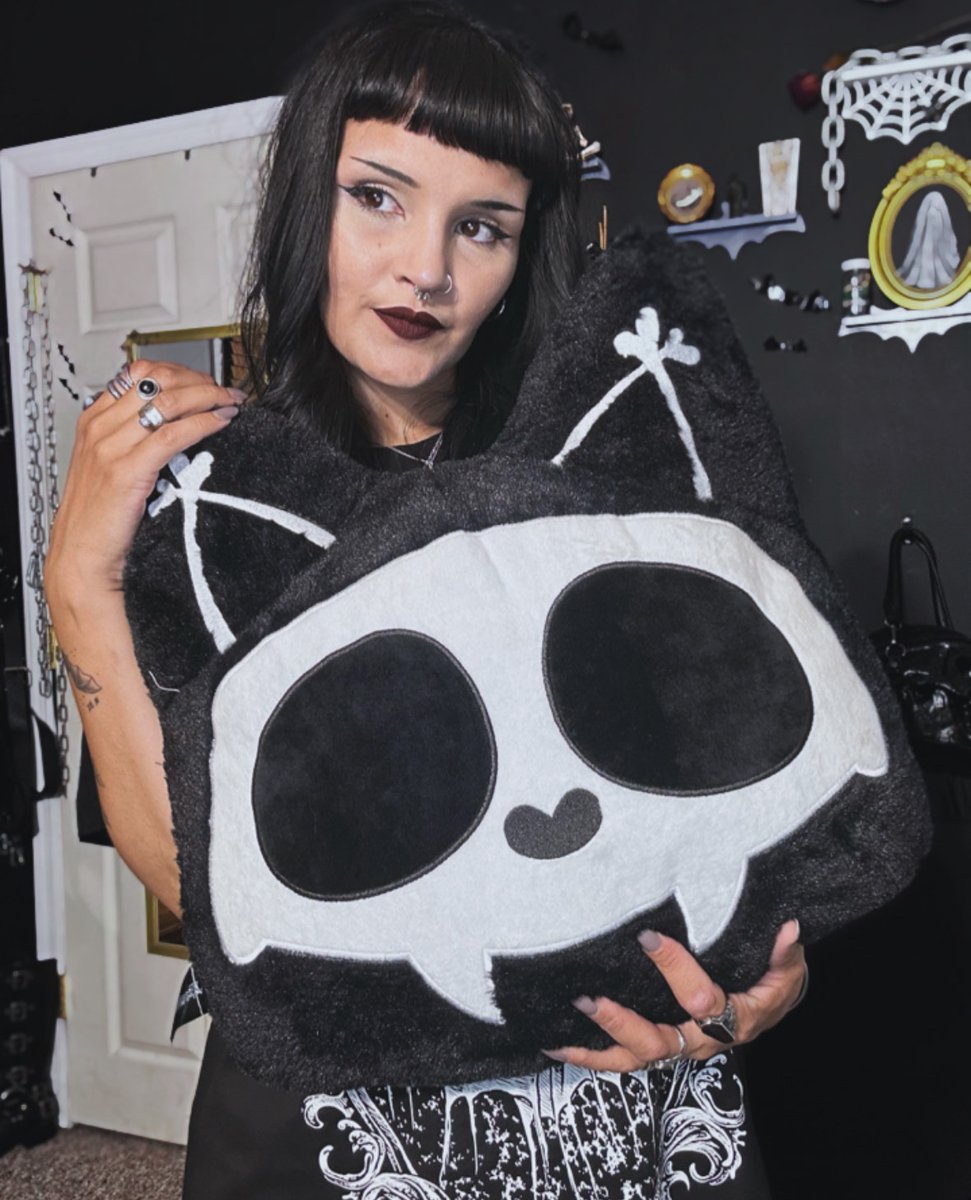 VampireFreaks's tweet image. Get cuddly & spooky with our super soft Skelekitty Throw Pillow just like @mariahkrx
#Goth #Alternative #SpookyDecor #VampireFreaks