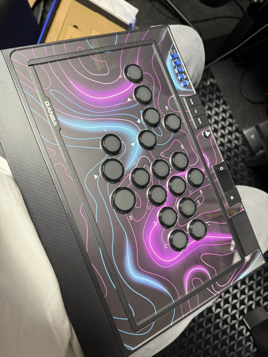 jackller's tweet image. QANBA SAPPHIRE を提供していただきました!thanks Andy!!
取り敢えず触った印象ですが
重量感 〇
ボタンの打感 〇
膝乗せの安定感 ◎
ボタンの配置 ◎
カスタマイズ性 △
メンテのしやすさ △
価格もかなりリーズナブルなので1度これでレバーレスデビューしてみるのは全然アリだと思います!