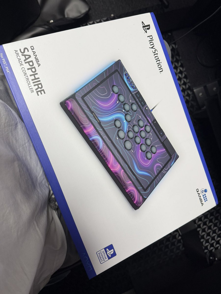 jackller's tweet image. QANBA SAPPHIRE を提供していただきました!thanks Andy!!
取り敢えず触った印象ですが
重量感 〇
ボタンの打感 〇
膝乗せの安定感 ◎
ボタンの配置 ◎
カスタマイズ性 △
メンテのしやすさ △
価格もかなりリーズナブルなので1度これでレバーレスデビューしてみるのは全然アリだと思います!
