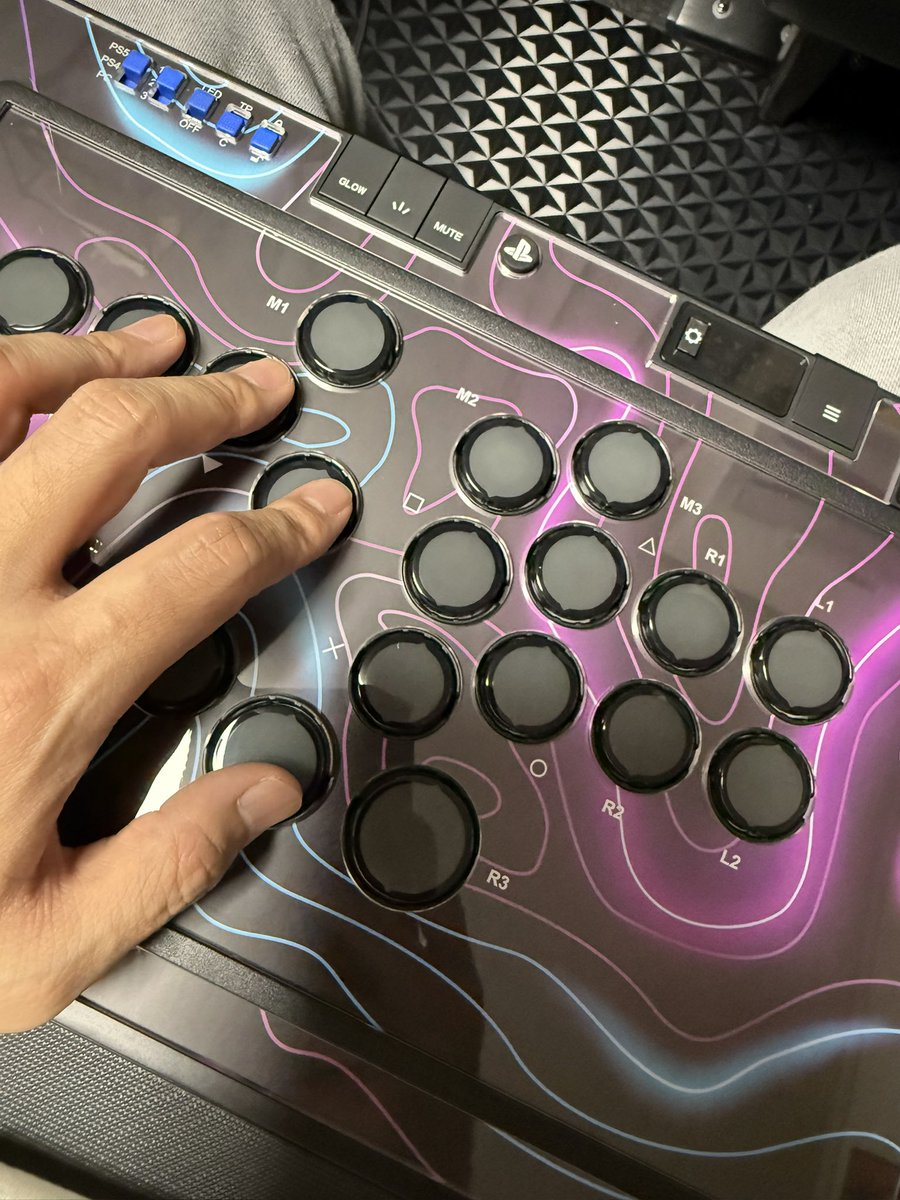jackller's tweet image. QANBA SAPPHIRE を提供していただきました!thanks Andy!!
取り敢えず触った印象ですが
重量感 〇
ボタンの打感 〇
膝乗せの安定感 ◎
ボタンの配置 ◎
カスタマイズ性 △
メンテのしやすさ △
価格もかなりリーズナブルなので1度これでレバーレスデビューしてみるのは全然アリだと思います!