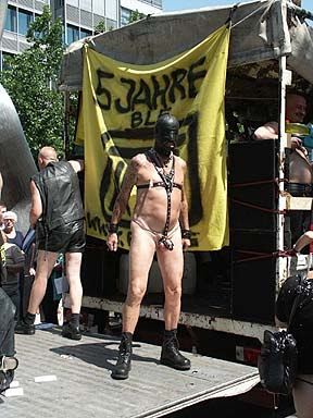 _david_brg's tweet image. Ich bin ein schwuler Mann und würde meine Kinder aus Jugendschutzgründen niemals auf den #CSD2025 lassen. Gott weiß, was dort passiert! Das ist einfach nur pervers!