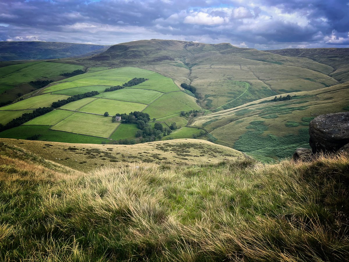 sarasiobhan's tweet image. Imagine living in that house down there… sandwiched between the Kinder Plateau and Mount Famine. #PeakDistrict