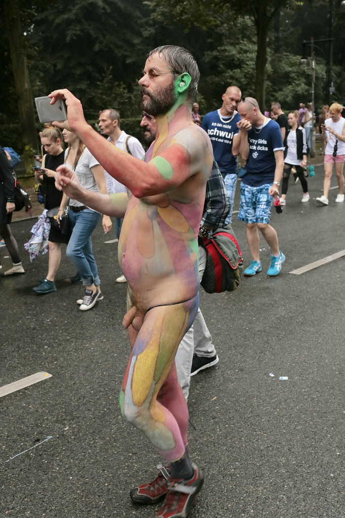 _david_brg's tweet image. Ich bin ein schwuler Mann und würde meine Kinder aus Jugendschutzgründen niemals auf den #CSD2025 lassen. Gott weiß, was dort passiert! Das ist einfach nur pervers!