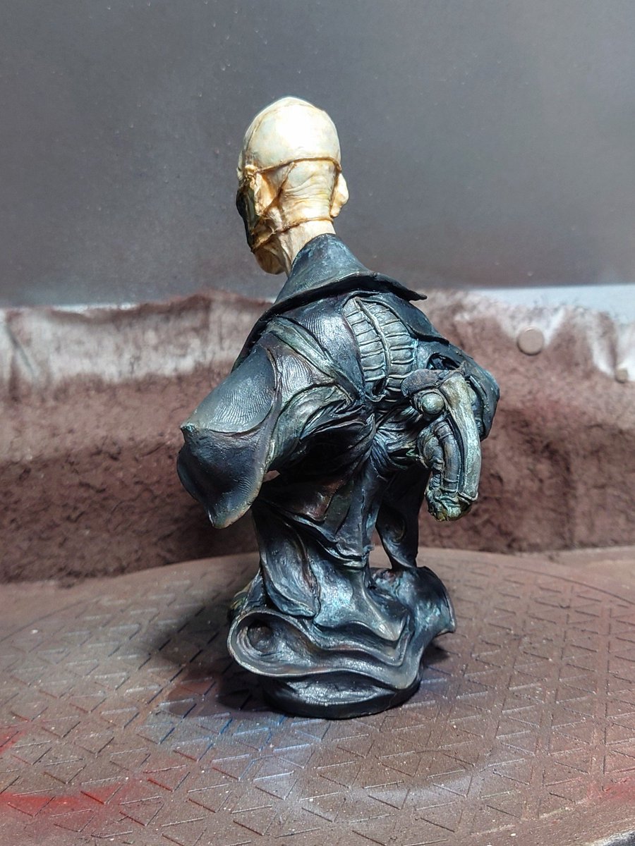 obsculpt's tweet image. ワンフェス2025夏販売物
ヤミンチュカスタム品
『夢疫-Dream Allergy-』
¥40000
マスクは脱着式で背面にマウントすることができます。
こちらも一点物になります。