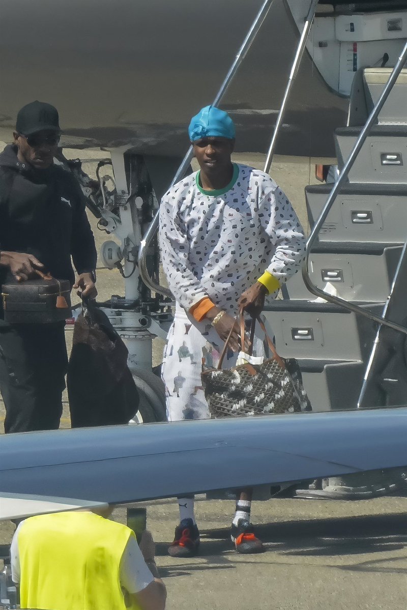 fentyxawge's tweet image. (July 25) A$AP Rocky spotted at Toulon Hyeres airport yesterday.

He wore: 

➤ Unreleased AWGE SS26 SHROOM THERMAL

➤ J.W.AndersonShorts mit Waffeltextur

➤A$AP Rocky X Puma PRE-DIRTIED Speedcat (Unreleased )

➤AWGE Custom Goyard Bag 

➤ AWGE S26 Mink Garment Bag