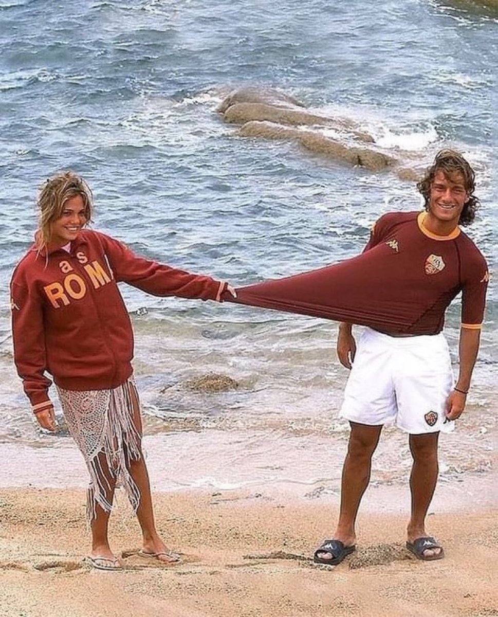 CalcioTurkey's tweet image. 😅💪 Francesco Totti, Kappa'nın yaptığı formanın sağlamlığını test ediyor.