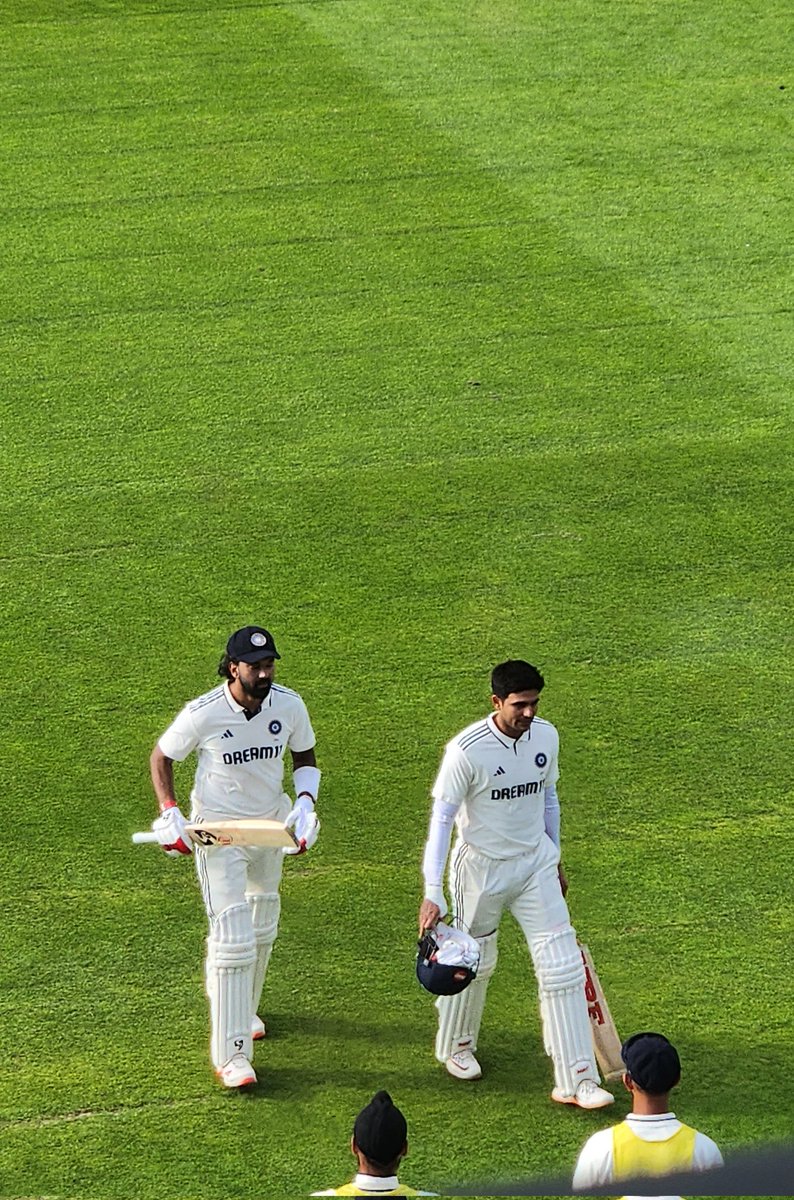 abhishereporter's tweet image. 0/2 से 174/2 तक लाने के लिए @ShubmanGill और @klrahul को सैल्यूट। कल के तीन सेशन और बचे हैं। अगर यह मैच ड्रा रहता है तो ओवल में होने वाले आखिरी टेस्ट तक यह सीरीज जिंदा रहेगी। भारतीय टीम भले ही यह सीरीज जीत नहीं पाए लेकिन वह उसे ड्रा करा सकती है जो नई टीम के लिए बड़ी बात होगी।…