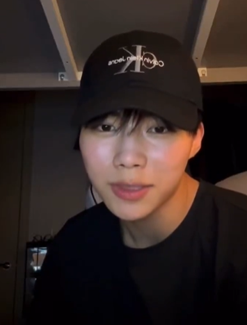 Gunwook of ZEROBASEONE talks about his fans during his live:

"I like girls and guys who say they like me"