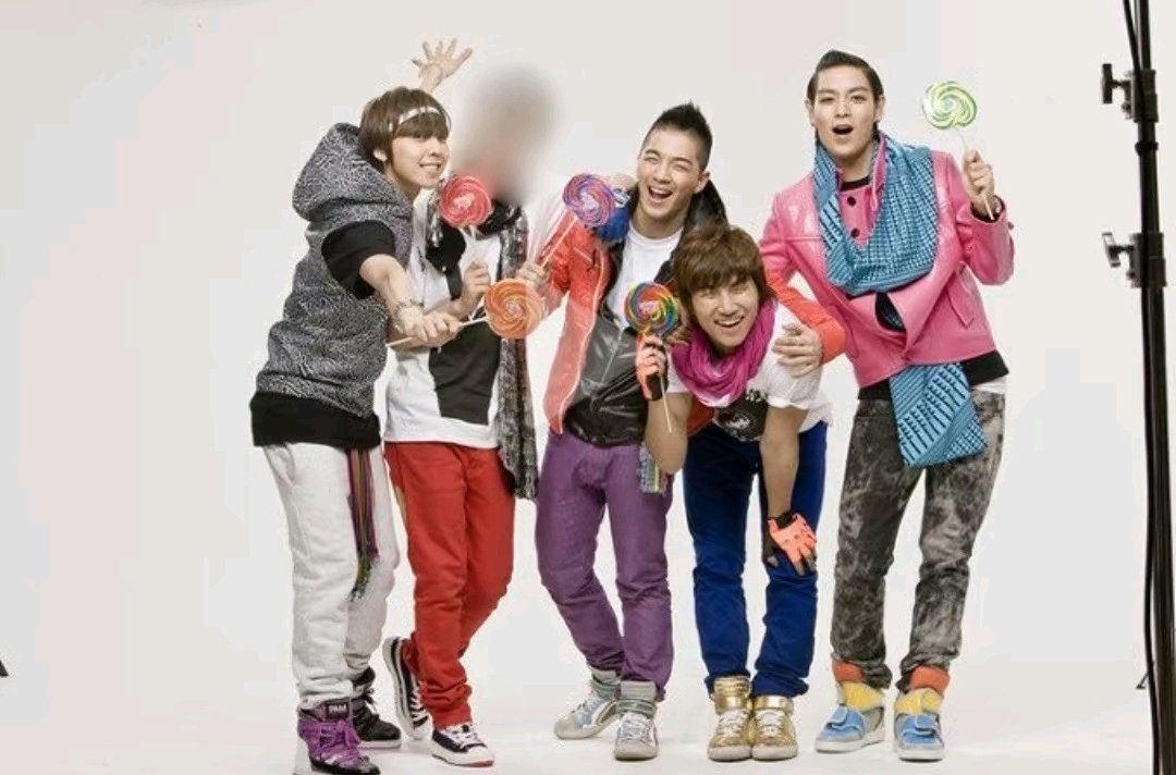 doomdadawill's tweet image. uhm seunghyun, where&apos;s your hand?