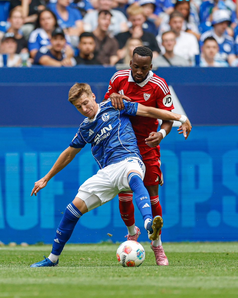 FCSchalke04BR's tweet image. 🔵⚪️ FIM DE JOGO: Schalke 2-4 Sevilla.
Perdemos para o nosso clube amigo, no último amistoso de pré-temporada.
⚽️ Gols de Sylla e Mauro Zalazar! #S04