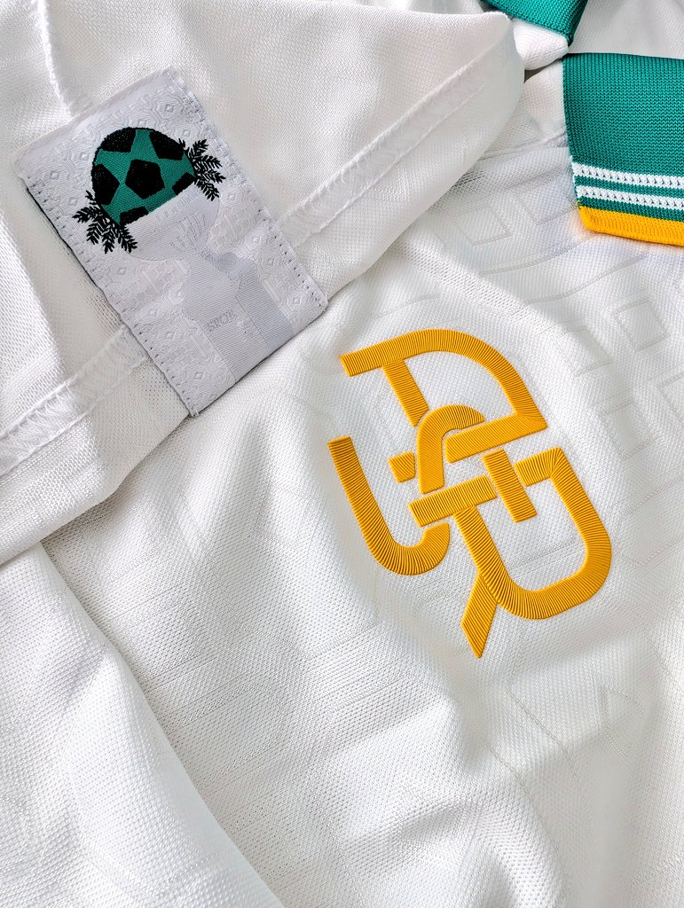 polyester_fever's tweet image. Yes, yes, yes a thousand times yes. I get those saying it looks like a tennis shirt, but, to me that just means I can wear it to fancy restaurants. It's glorious in every sense.