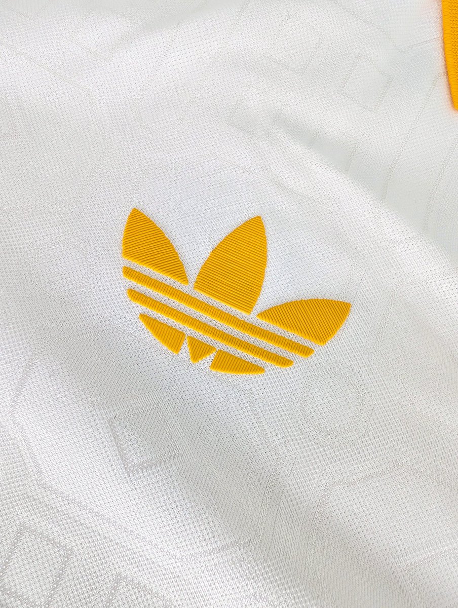 polyester_fever's tweet image. Yes, yes, yes a thousand times yes. I get those saying it looks like a tennis shirt, but, to me that just means I can wear it to fancy restaurants. It's glorious in every sense.