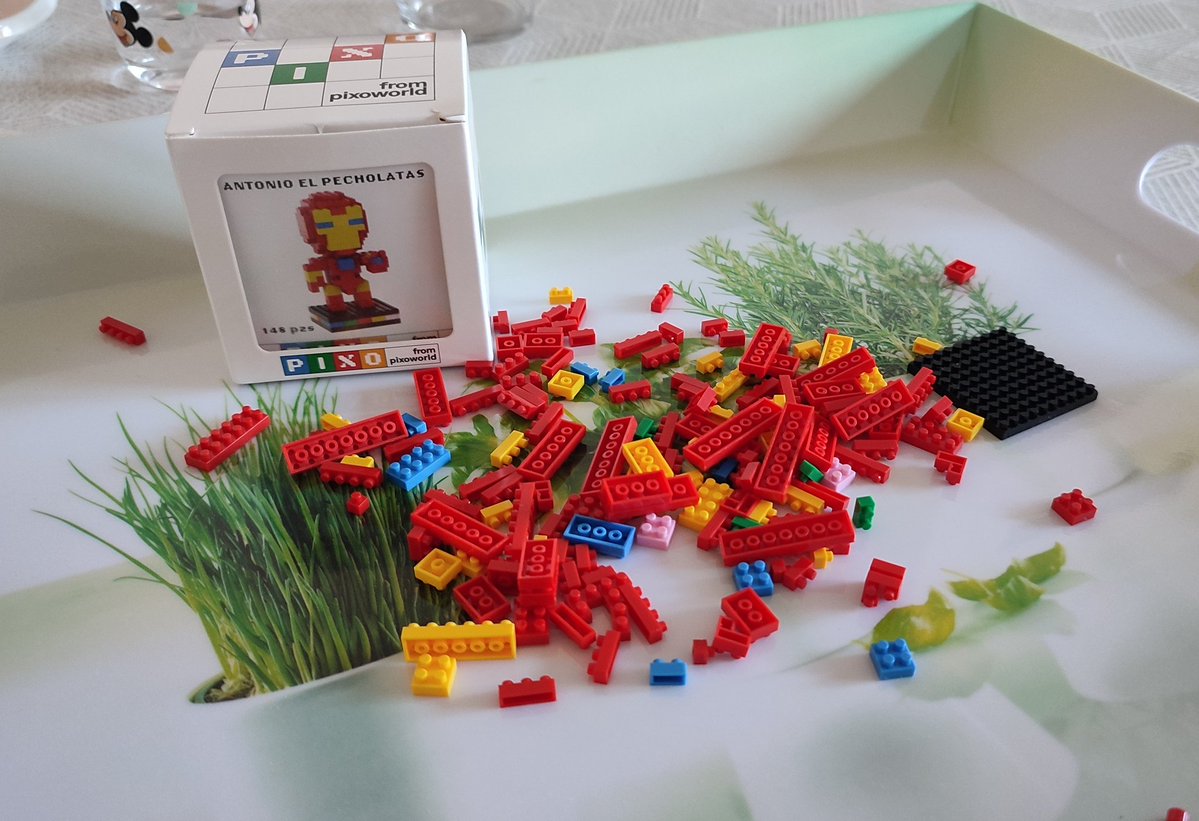 MarcosAD87's tweet image. Tarde de Pixoworld montando con mi hijo a 'Antonio el Pecholatas' 🤖❤️💛
