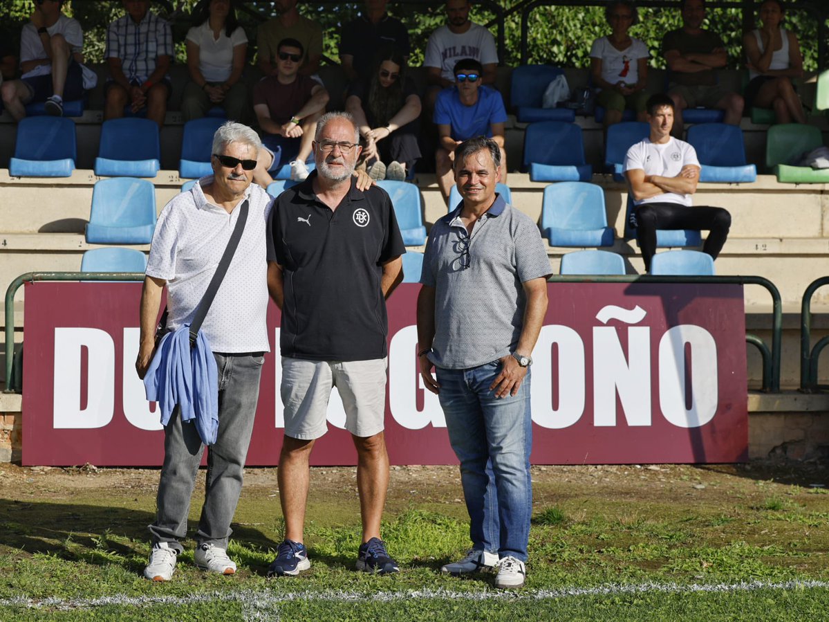 DUX Logroño (@duxlogrono) on Twitter photo Hoy el saque de honor ha estado a cargo del nuevo presidente de la <a href="/fedriojafutbol/">Federación Riojana de Fútbol</a>, <a href="/GustavoSaenzLR/">Gustavo Sáenz</a>. Agradecidos de contar con su presencia en nuestra Ciudad Deportiva de La Isla
#GoDUX #SeguimosCreciendo Hoy el saque de honor ha estado a cargo del nuevo presidente de la <a href="/fedriojafutbol/">Federación Riojana de Fútbol</a>, <a href="/GustavoSaenzLR/">Gustavo Sáenz</a>. Agradecidos de contar con su presencia en nuestra Ciudad Deportiva de La Isla
#GoDUX #SeguimosCreciendo