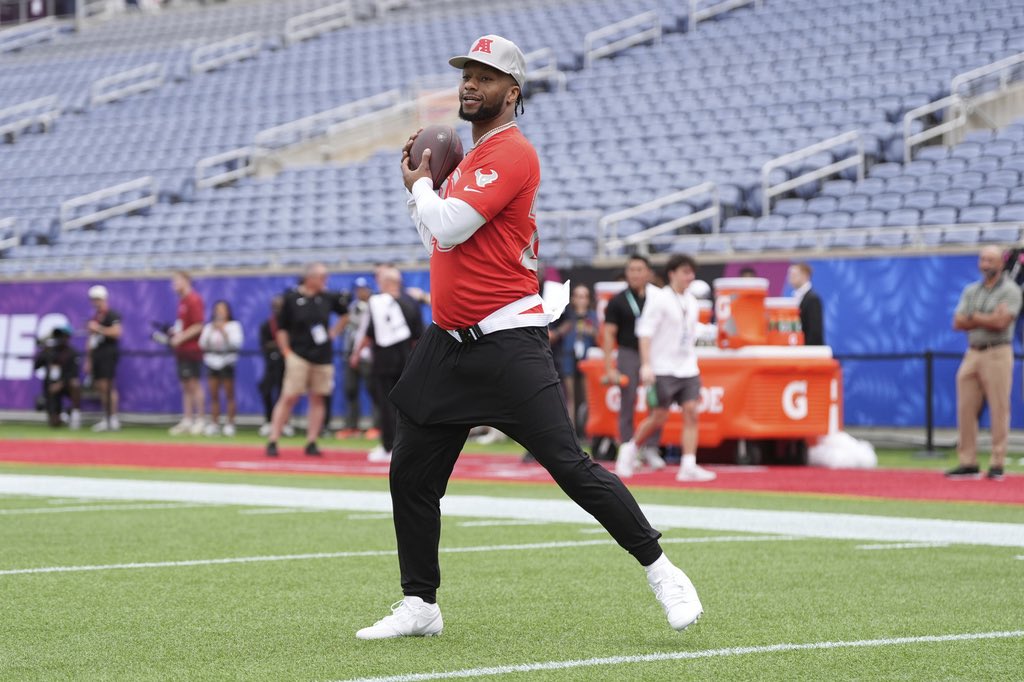#Texans RB Joe Mixon, who is on the non-football injury list, is expected to be out an extended period of time with a frustrating foot injury, sources say. 

The Pro Bowler coming off a 1,000-yard season will be reevaluated closer to the season to determine his availability.