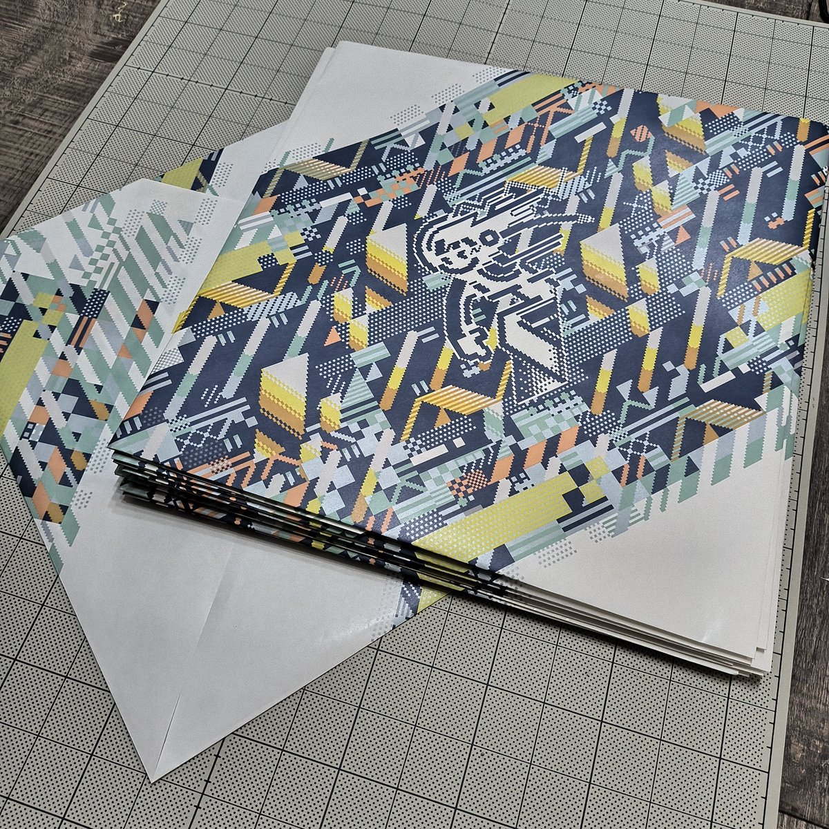 m7kenji's tweet image. A2サイズのポスター、良い感じに折り畳んでレコードのジャケットサイズ(30×30cm)にした。
OPP袋にも入れてそのままでも飾りやすく&持ち帰りしやすく
#PixelArtPark
