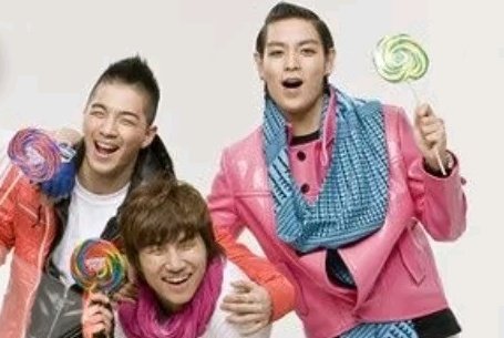 doomdadawill's tweet image. uhm seunghyun, where&apos;s your hand?