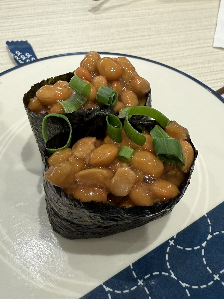 吃了滨寿司
第一次吃纳豆吃的我生理性眼泪哗哗流，想吐出去又找不到垃圾桶，只能用水顺下去。。谁把呕吐物和浓痰吐我嘴里了？最可怕的是吃完嘴巴里还余味绕梁。。。