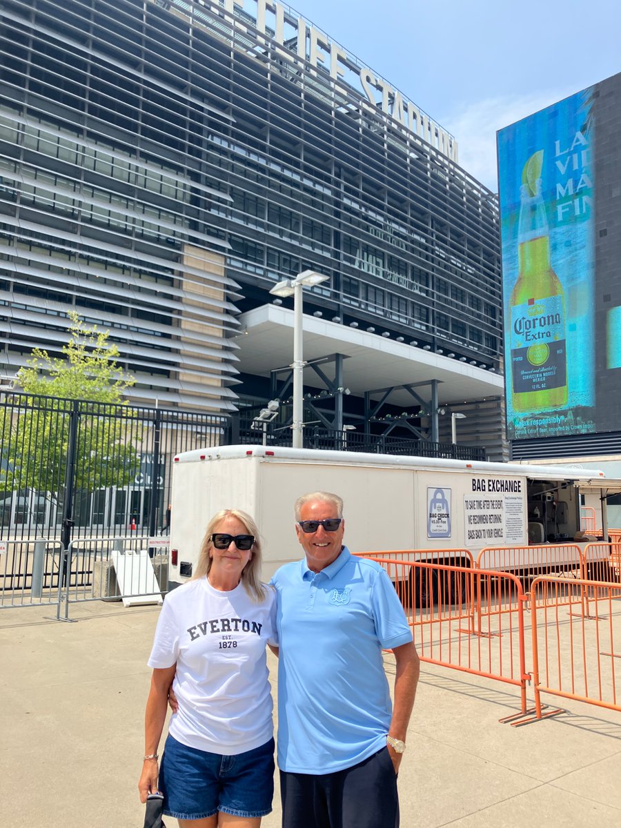 CBeesleyEcho's tweet image. It’s not Americans out here following Everton. This is Phil and Julie from Birkdale and they attended the events at the Turnmill on Thursday and Racket last night and loved both!