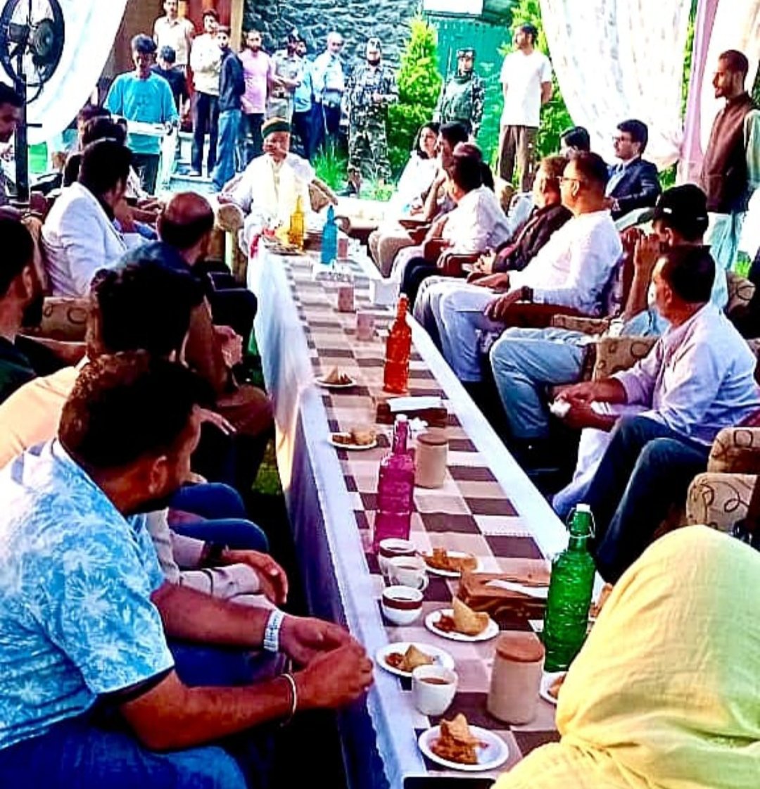 DrFaridaBJP's tweet image. .Had a courtesy meeting with Shri @arjunrammeghwal Ji, Hon’ble MoS (I/C) Law &amp;amp; Justice and MoS Parliamentary Affairs, in Srinagar.

#CourtesyCall #BJPJammuKashmir #LawAndJustice #Srinagar