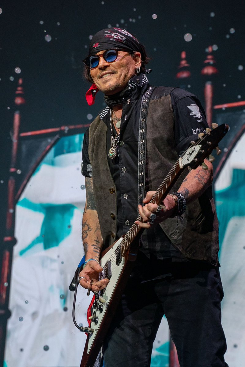 JerrieDepp's tweet image. I love this photo of God Dad (#JohnnyDepp) with that smile on his face nothing better than seeing him happy and in his element on stage. 🖤🎸 (Repost from @angy3101)
