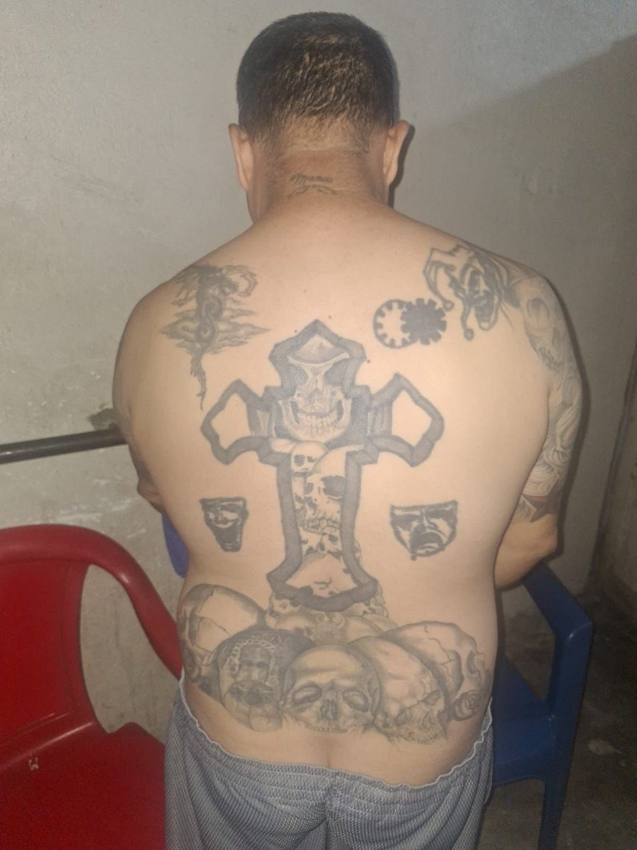 AztecaNoticiaGT's tweet image. #Nacional | En el cantón Pajosom en San Sebastián, Retalhuleu, fue detenido alias “el Taquero” de 47 años, presunto marero 18, quien se conducía en un vehículo, donde los agentes de la @PNCdeGustemala le decomisan un arma de fuego con una tolva que contenía 14 municiones, la…