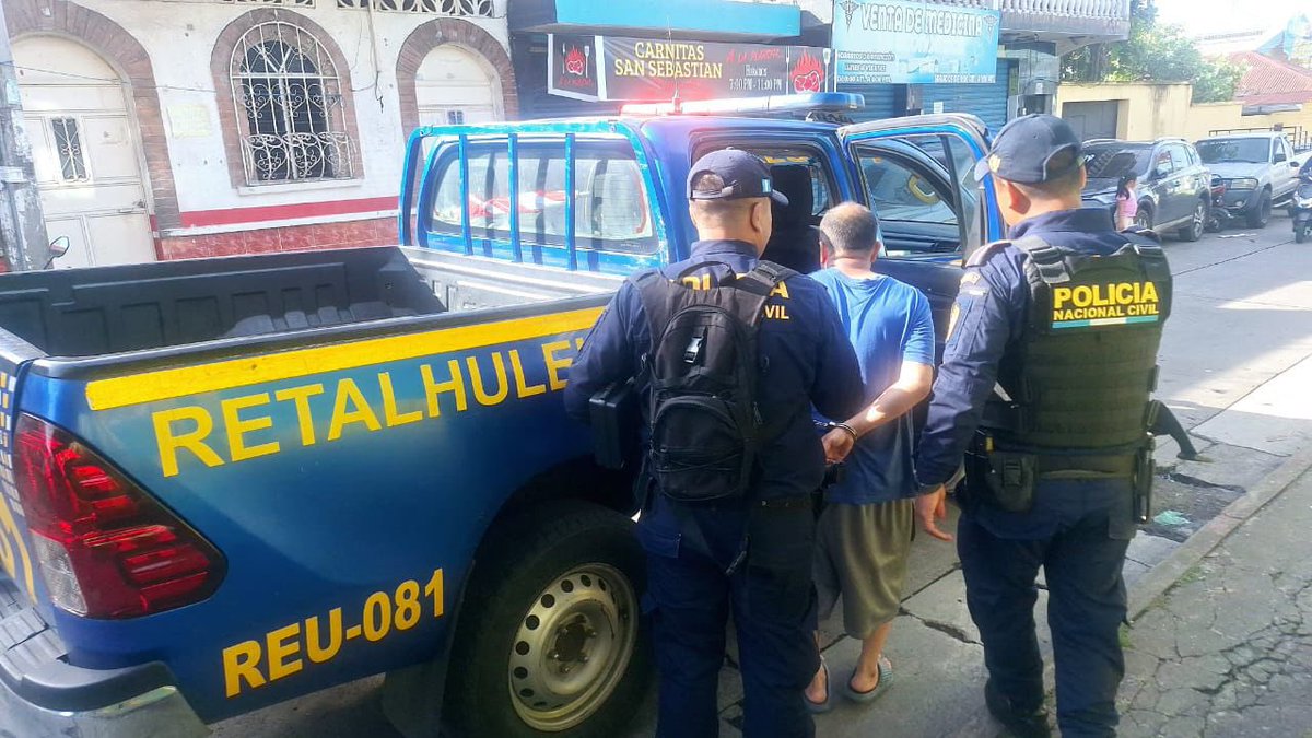 AztecaNoticiaGT's tweet image. #Nacional | En el cantón Pajosom en San Sebastián, Retalhuleu, fue detenido alias “el Taquero” de 47 años, presunto marero 18, quien se conducía en un vehículo, donde los agentes de la @PNCdeGustemala le decomisan un arma de fuego con una tolva que contenía 14 municiones, la…