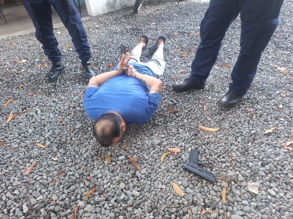 AztecaNoticiaGT's tweet image. #Nacional | En el cantón Pajosom en San Sebastián, Retalhuleu, fue detenido alias “el Taquero” de 47 años, presunto marero 18, quien se conducía en un vehículo, donde los agentes de la @PNCdeGustemala le decomisan un arma de fuego con una tolva que contenía 14 municiones, la…