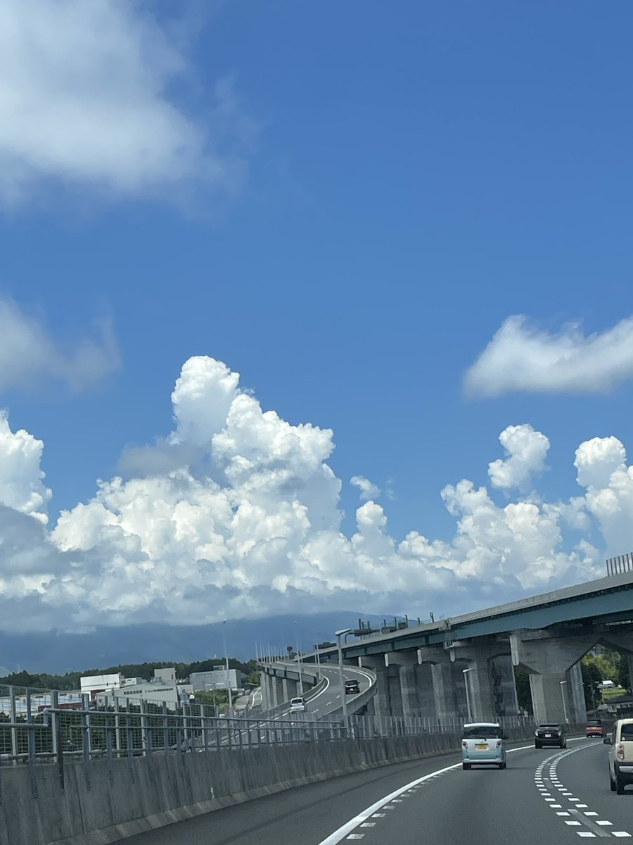 今日EASYGOINGSへ歌いに行けてよかったです。受け入れてくれてありがとう。あなたに会えて僕もすごく嬉しかったよ。

アラレループ、呼んでくれてありがとう。写真全然撮ってない。空がきれいだった。