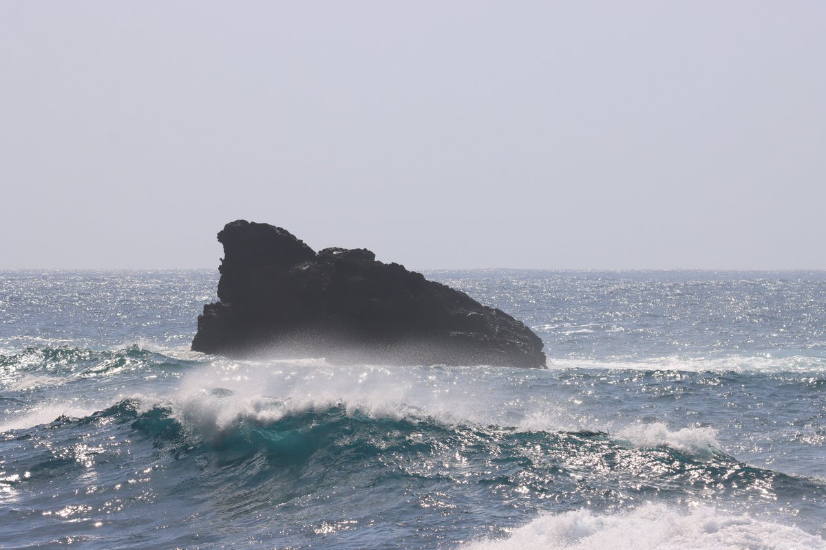 no del todo, no con todo, me alejaba para tomar distancia y más cerca te sentía.… y el mar regresó a su cabezonería después de que la realidad y su más prosaica versión le devolviese la locura…

Buenavista del Norte, TF…