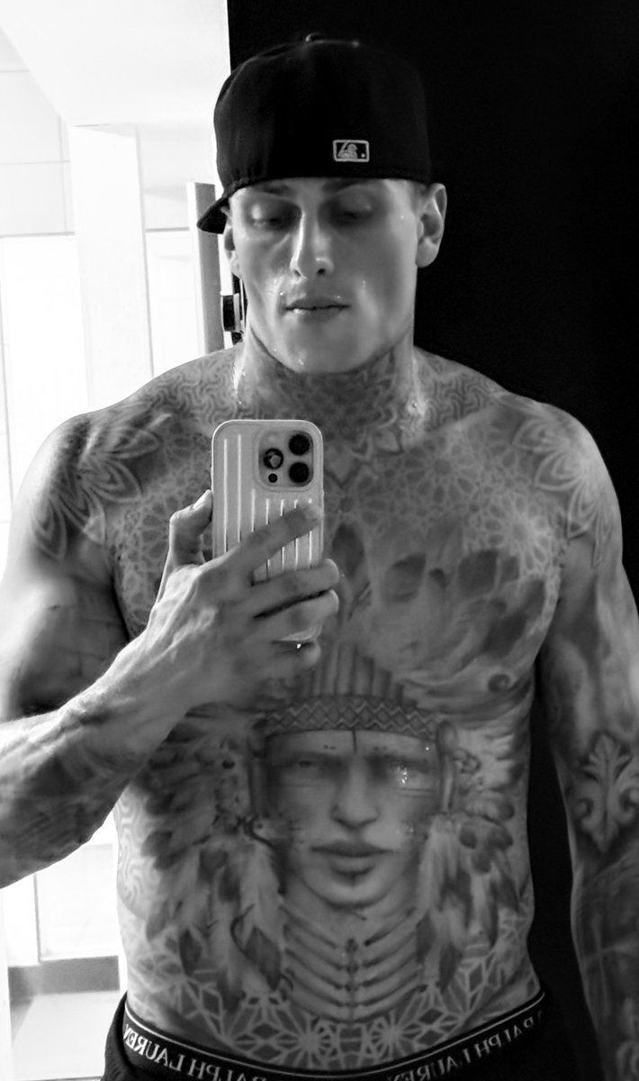 VoguesEssence's tweet image. It's @DevilPlayedYou sending me selfies of himself before he posts them on his stories.