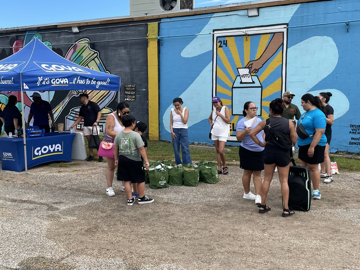 YesPernellD's tweet image. Let’s make sure every child starts the school year strong. We’re giving out free school supplies because when we invest in our kids, we invest in Houston’s future. #BackToSchoolHouston #ReadyToLearn #houston