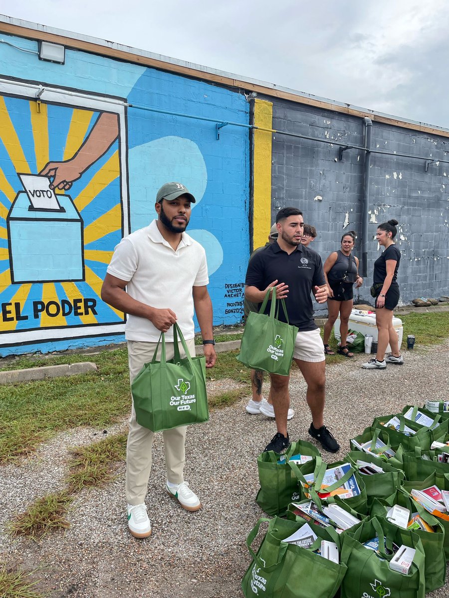 YesPernellD's tweet image. Let’s make sure every child starts the school year strong. We’re giving out free school supplies because when we invest in our kids, we invest in Houston’s future. #BackToSchoolHouston #ReadyToLearn #houston
