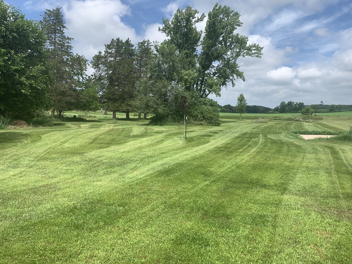 2AEnjoyer's tweet image. Done, tried pulling the sweeper as I mowed.
Got some interesting lines tbh