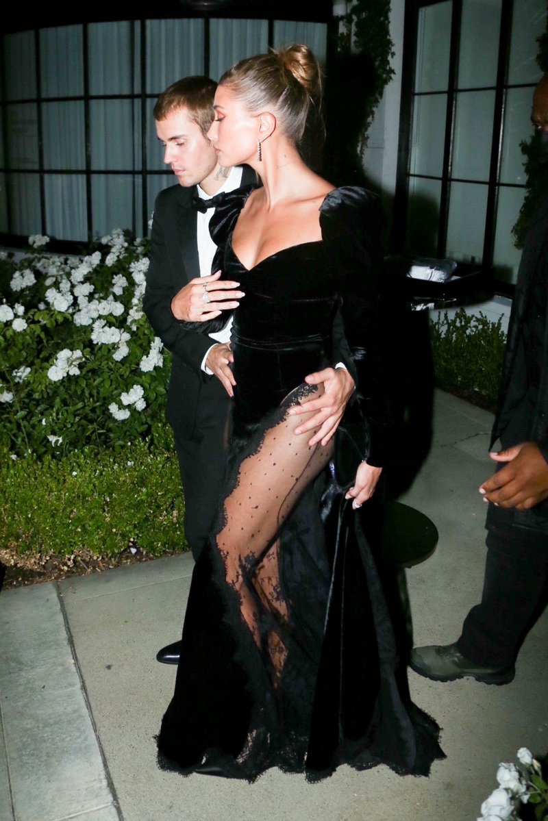 hbthrowbacks's tweet image. Hailey @haileybieber and Justin Bieber leaving Justin’s art gallery auction in West Hollywood, CA (July 26, 2021)