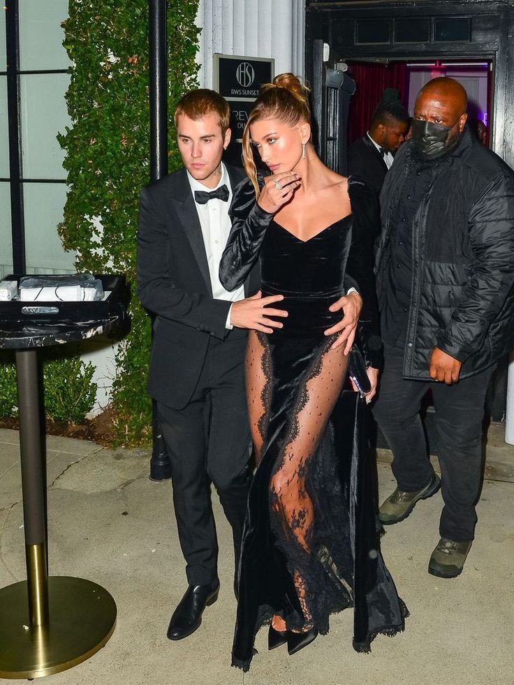 hbthrowbacks's tweet image. Hailey @haileybieber and Justin Bieber leaving Justin’s art gallery auction in West Hollywood, CA (July 26, 2021)