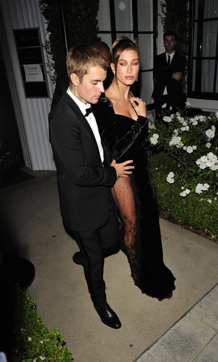 hbthrowbacks's tweet image. Hailey @haileybieber and Justin Bieber leaving Justin’s art gallery auction in West Hollywood, CA (July 26, 2021)