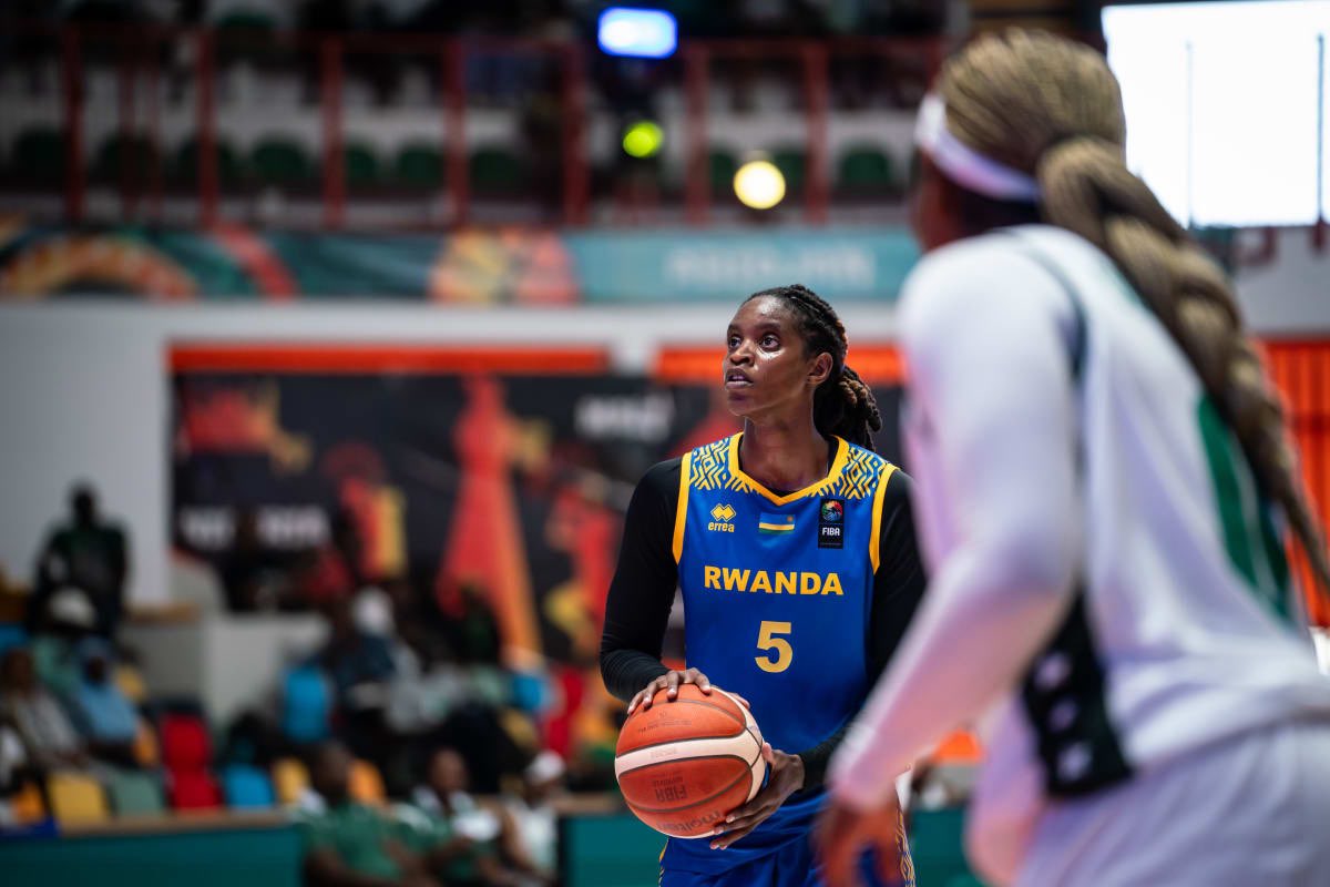 rbarwanda's tweet image. 📸AMAFOTO📸
Ikipe y’Igihugu y’u Rwanda ya Basketball y’Abagore yatsinzwe n’iya Nigeria amanota 92-45 mu mukino wa mbere mu y’Igikombe cya Afurika, wabereye muri Palais des Sports de Treichville i Abidjan muri Côte d'Ivoire, kuri uyu wa Gatandatu.
U Rwanda ruzasubira mu kibuga…