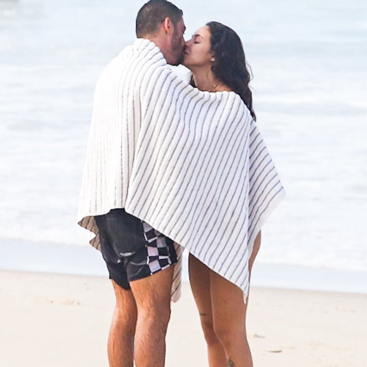 Point__Pop's tweet image. Cauã Reymond e seu novo affair, Luana Mandarino, foram flagrados pegando uma praia juntos.
.