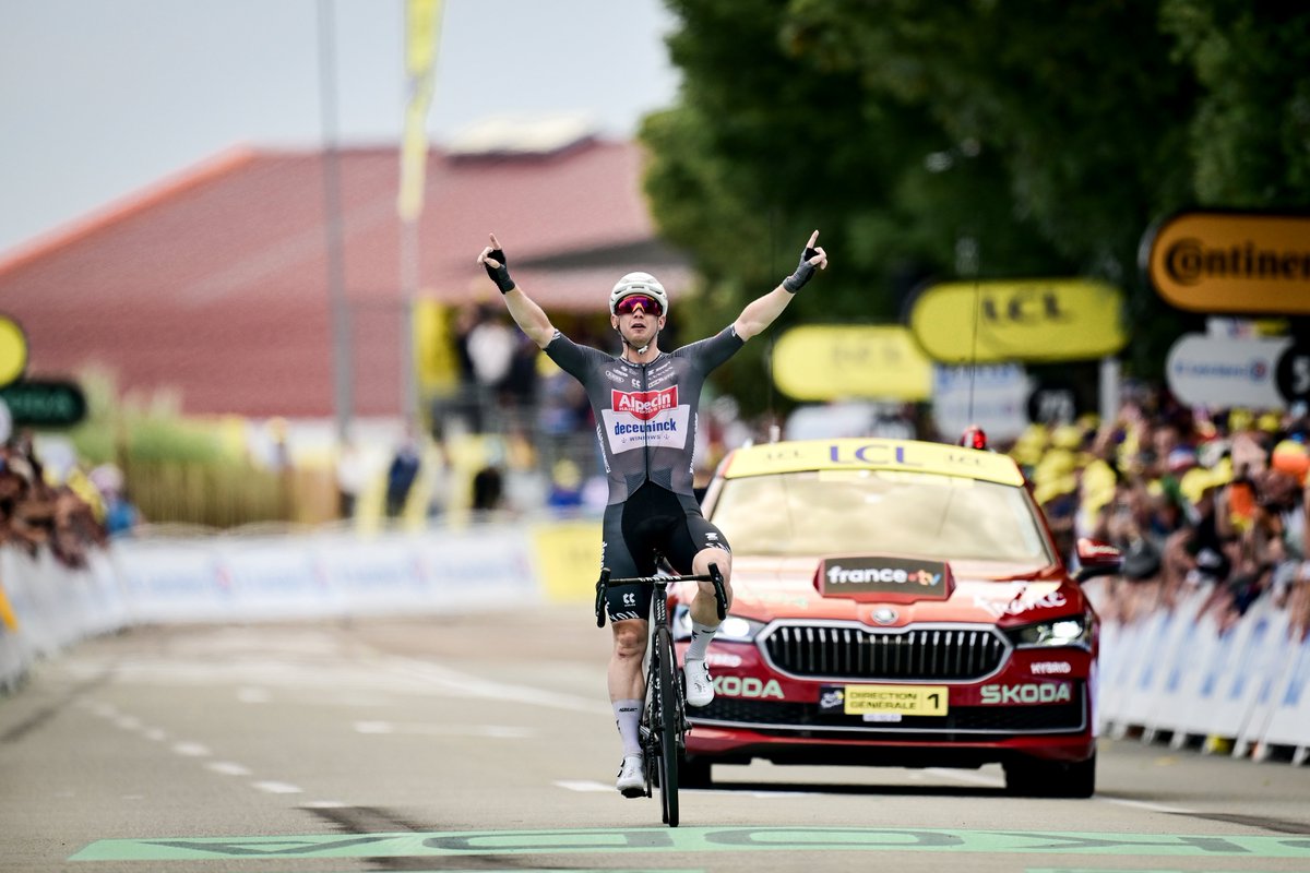 La película de la 20ª etapa del #TDF2025 

Kaden Groves se une al club de los ganadores en Giro, Tour y Vuelta. La caída de Iván Romeo ha sido un mazazo.

🔗 youtube.com/watch?v=Tonogw…