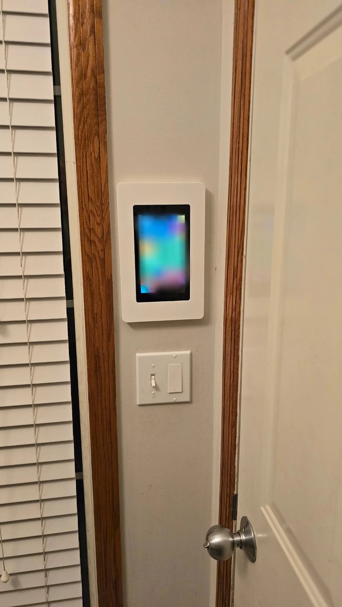 VidaBox's tweet image. Smart Home Upgrade: Sleek #GalaxyTab #wallmount  for Total Control

Clean design, rock-solid performance. These flush-mounted Galaxy Tabs make smart home control simple, elegant, &amp;amp; intuitive - for lighting, climate, &amp;amp; security control.

#SmartHomeDesign #VidaMount #HomeAutomation