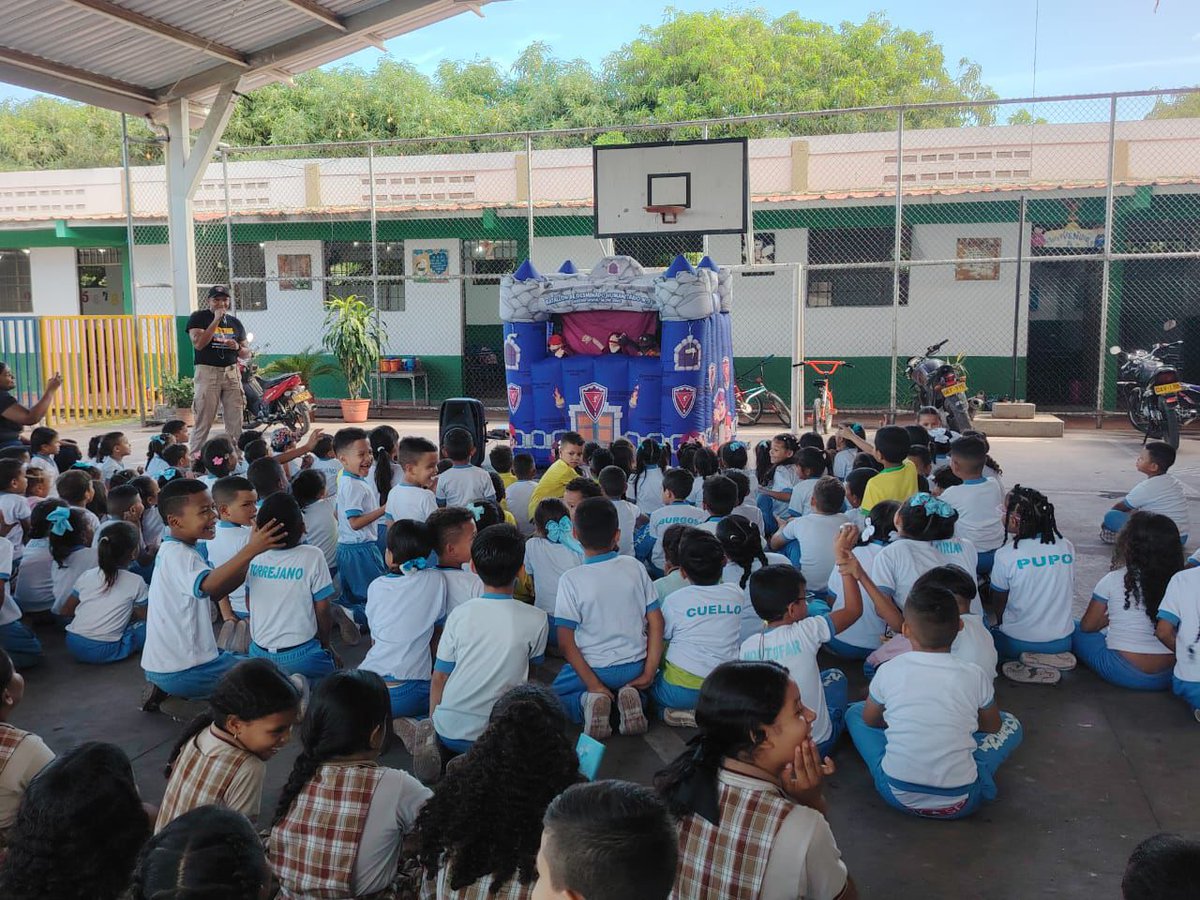 Ingenieros_EJC's tweet image. BIDEH3 - BRDEH| 🎭 Con títeres y mucho aprendizaje, 800 niños y niñas de la I.E. Agustín Codazzi en #Cesar aprendieron a prevenir riesgos por minas antipersonal, MSE y trampas explosivas.
Una labor del Batallón de Desminado N.° 3 que salva vidas desde la educación.…