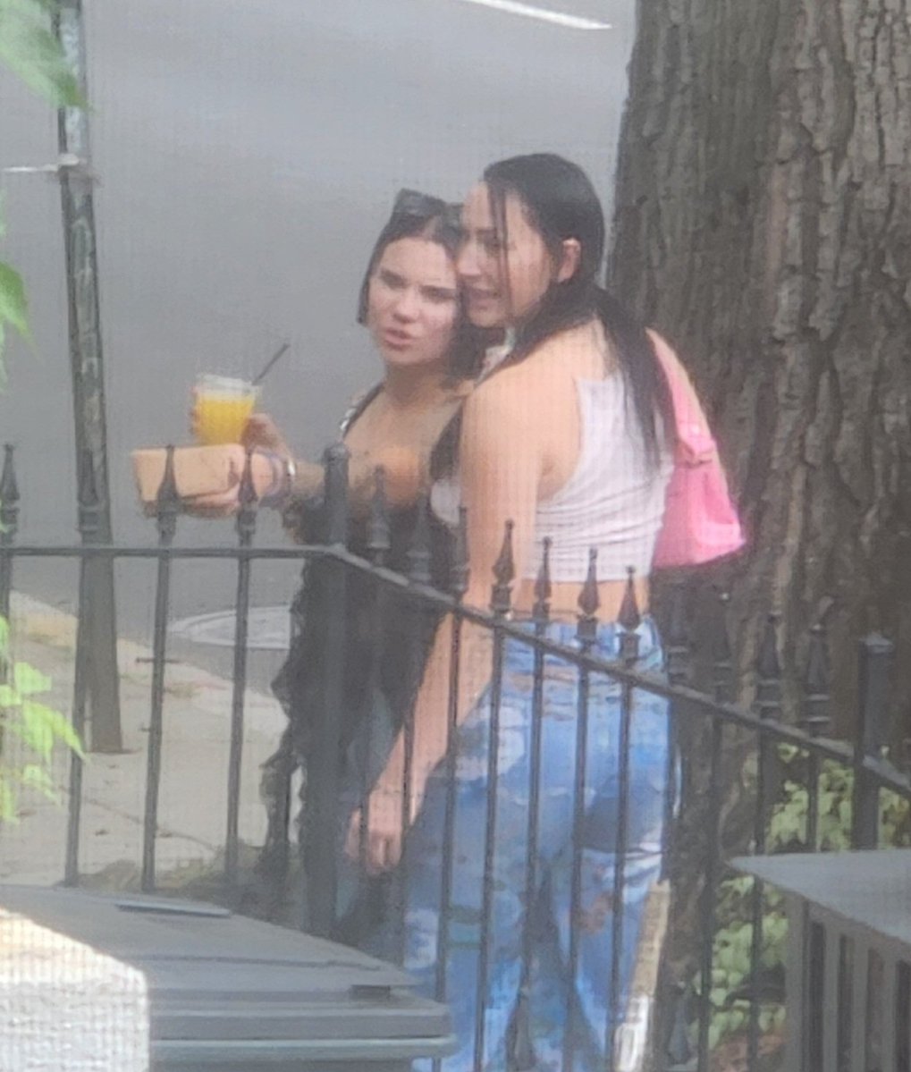 ryan2499's tweet image. When bottomless brunch disappears from our hood again, it&apos;s gonna be b/c ladies like these who think it&apos;s ok to take their mimosas to go and just start walking down the street. 

Few more entitled than a buzzed bruncher getting those last free drinks in. 🙄