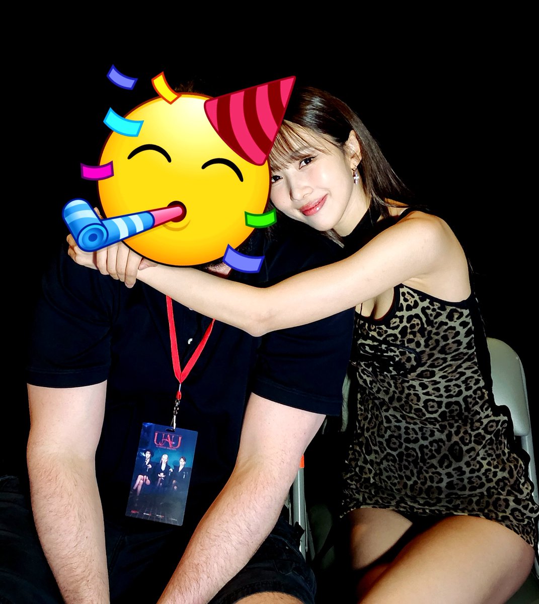 GodFriend_'s tweet image. Yoohyeon: can I hug you?
Me: uhhhh I guess?
Yep nervous
#UAUinNewYork #UAU #Yoohyeon